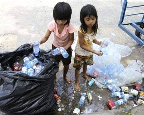 Dia-Mundial-contra-el-Trabajo-Infantil-niñas-reciclando-botellas