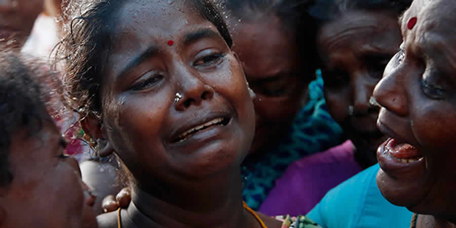 Mueren 84 personas en India por beber licor adulterado