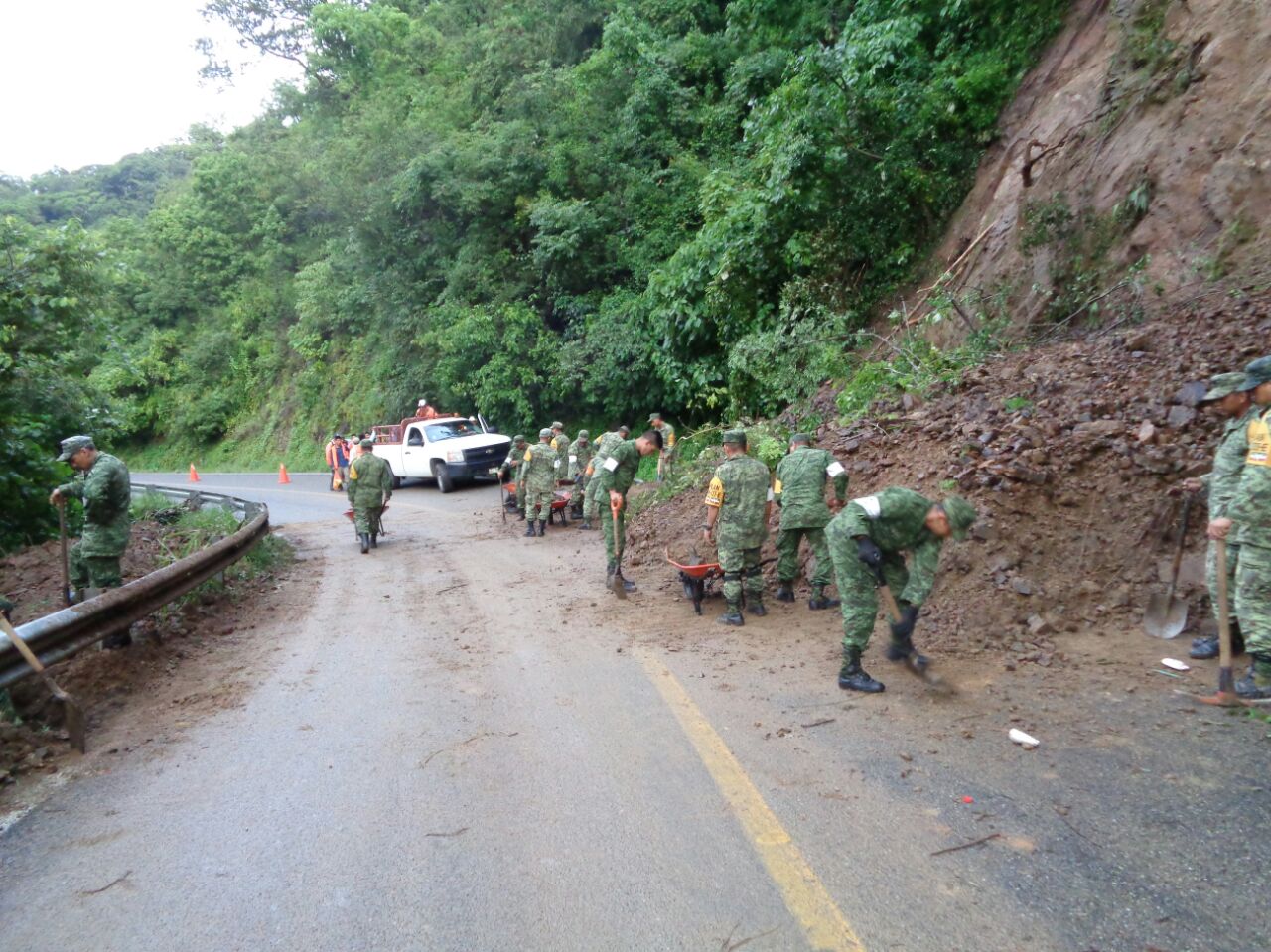 Implementa ejército plan DN-III-E ante derrumbe sobre la carretera Huixtla – Motozintla