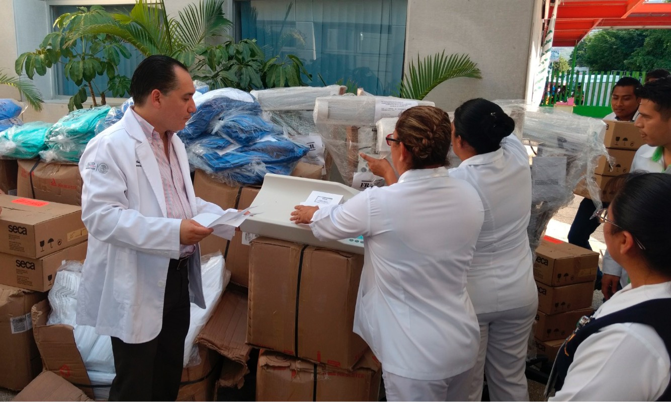 Secretario de Salud entrega ropería y equipo médico al Hospital “Rafael Pascacio Gamboa”