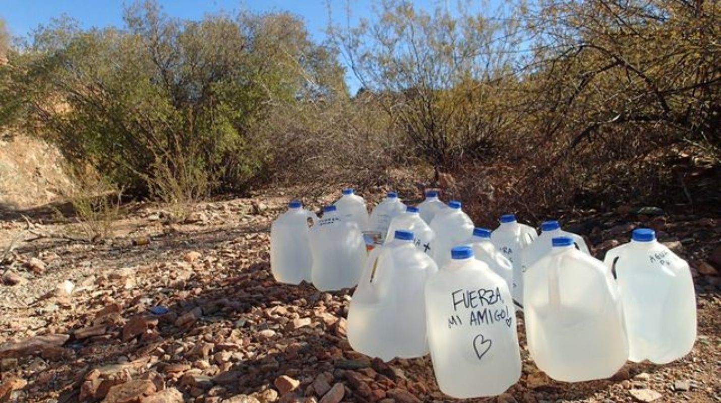 280 dólares pagarán activistas por dejar agua a migrantes indocumentados