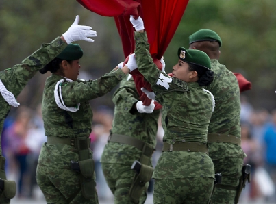 Expide López Obrador decreto en beneficio del personal militar femenino 