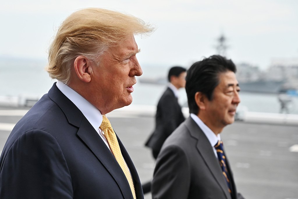 Trump y primer ministro japonés acuerdan fortalecer alianza