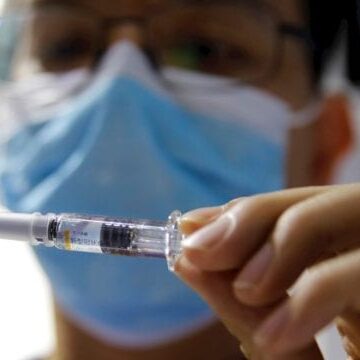 China acelerará vacunación tras protestas contra confinamientos de la política “cero covid-19”
