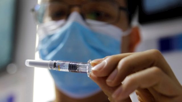 China acelerará vacunación tras protestas contra confinamientos de la política “cero covid-19”