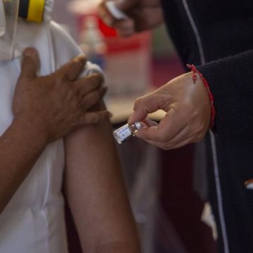 SEP y Salud: La próxima semana, vacunación para maestros en estos cinco estados