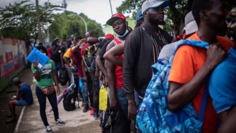 Caravana migrante rechaza tarjetas humanitarias del INM