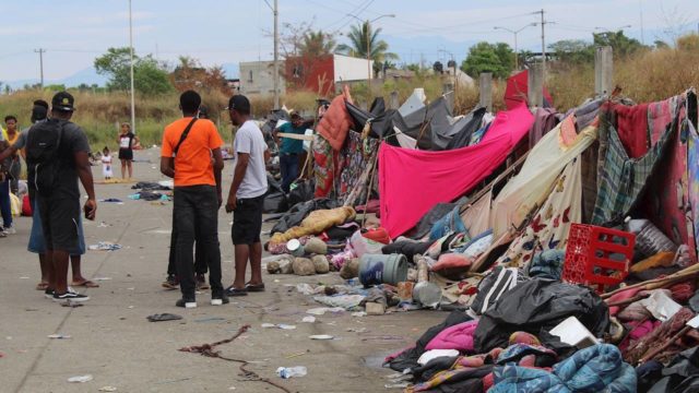 Culminan traslado de 20 mil haitianos de campamento en Tapachula