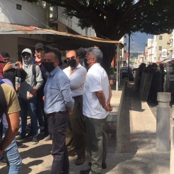 Normalistas agreden a la prensa, a elemento de la Guardia Nacional y causan caos con bombas molotov y garrafas de gasolina, en pleno centro de Tuxtla